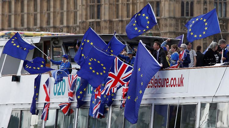 Eine Anti-Brexit-Demo auf der Londoner Themse: Nach wie vor hoffen viele Briten, dass der EU-Austritt abgewendet werden kann.