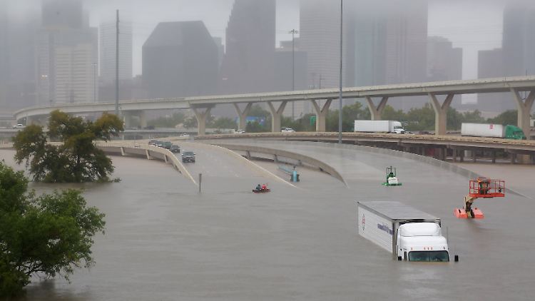Etwa 250 Fernstraßen in und um Houston sind wegen der Fluten geschlossen.