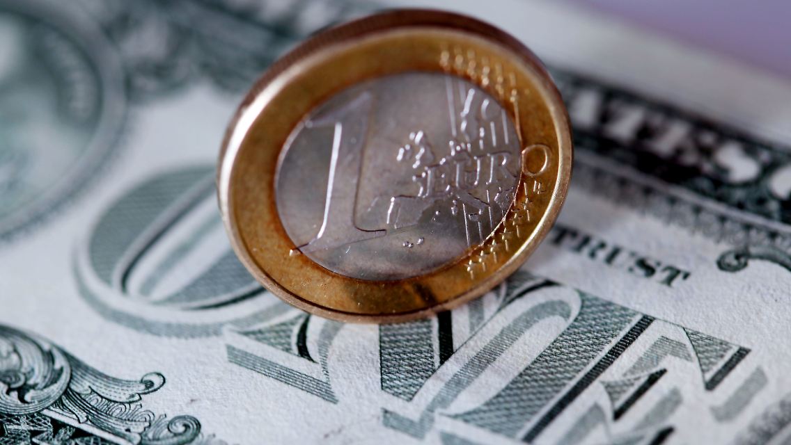 "Einerseits macht die feste Währung die Eurozone für ausländische Anleger interessant, andererseits bremst sie die Gewinnentwicklung der exportorientierten Unternehmen", sagt ein Händler.