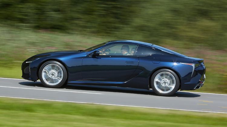 Der zweitürige Lexus LC 500 streckt sich auf satte 4,77 Meter Länge.