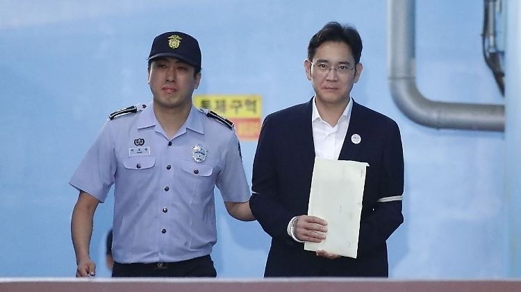 Lee Jae Yong (r.) möchte seine fünfjährige Haftstrafe nicht akzeptieren. 