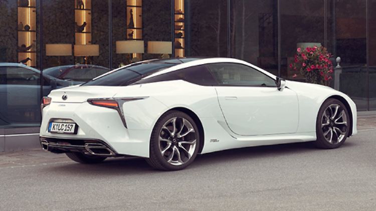 Die zackige Lichtgrafik am Heck unterstützt die durchaus dynamische Anmutung des Lexus LC 500.