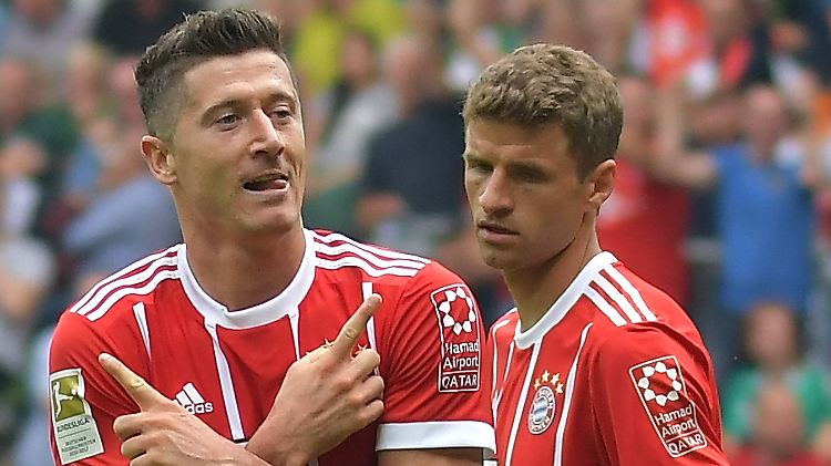 Am Ende durfte er dann doch spielen: Thomas Müller. Links, das ist dieser Robert Lewandowski.