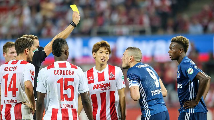 Kyriakos Papadopoulos lässt sich filmreif im Strafraum fallen - doch der Video-Assistent gibt dem Unparteiischen Sören Storks einen Hinweis: gelb.