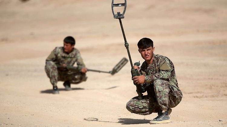In der afghanischen Provinz Helmand werden Soldaten geschult, um Minen im Boden aufspüren zu können. 
