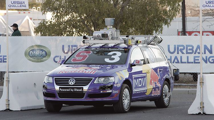 Technik auf einem VW Passat im Jahr 2004, die der von Google im Jahr 2014 verwendeten sehr ähnlich sieht.