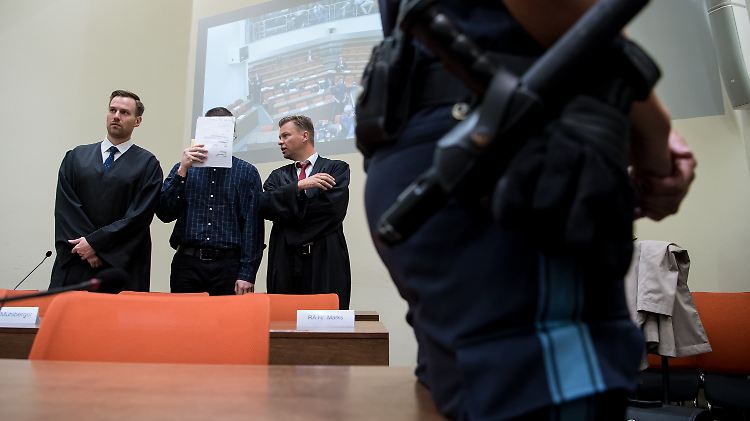 Der Angeklagte (m.) während der Verhandlung im Landgericht München I.  Neben ihm seine Anwälte David Mühlberger (l.) und Sascha Marks.