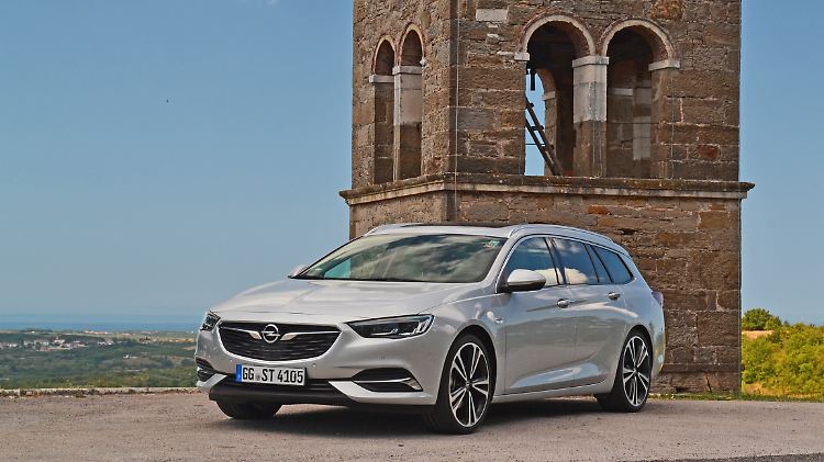 Tief duckt sich der Opel Insignia Sports Tourer mit seinen 20-Zoll-Rädern auf die Straße. 