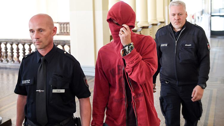 Der angeklagte Niederländer wird von Freunden und Unterstützern im Gerichtssaal empfangen.