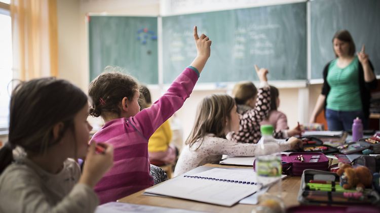 In serbischen Schulen werde "Unduldsamkeit und Hass geschürt", sagt der heimische Historiker Aleksandar Miletic.
