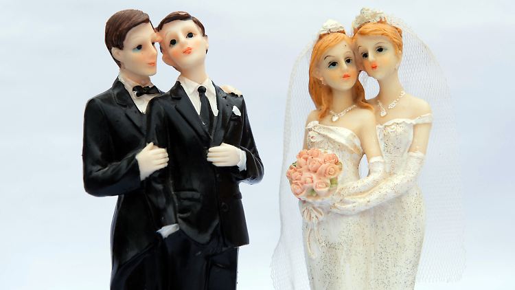 Zwei Männer, zwei Frauen - das ist in den Personenstandsregistern der Standesämter nicht vorgesehen.