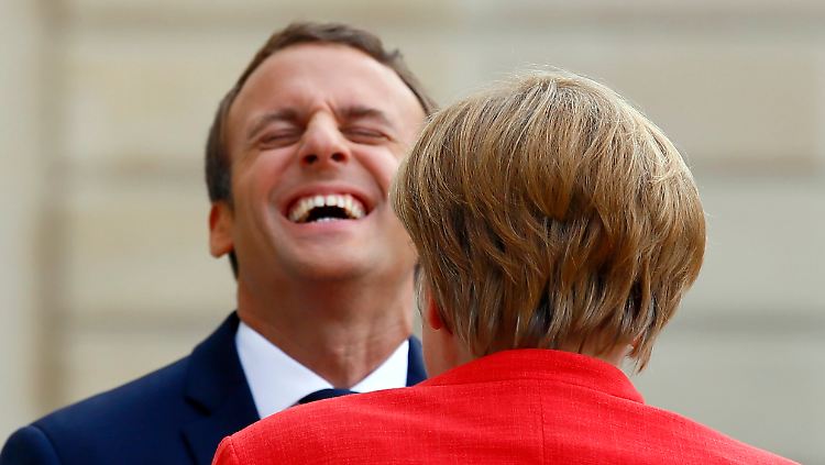 Macron schwebt Großes vor in Europa - Merkel weiß um die Widerstände.