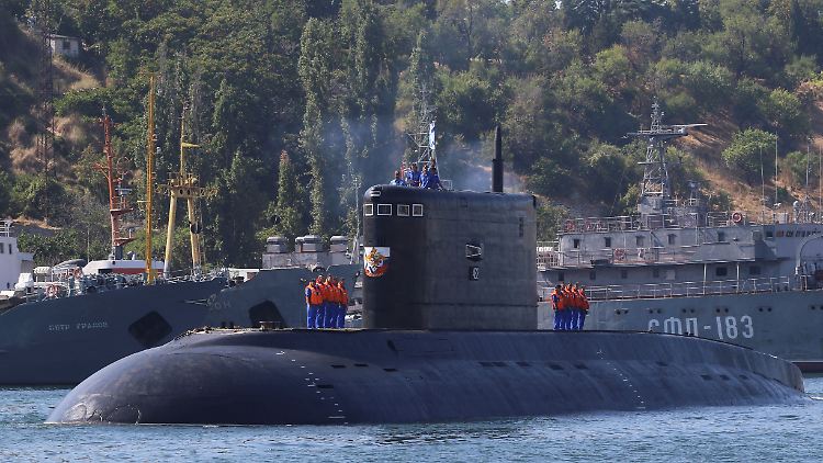 Die U-Boote Kolpino und Weliki Nowgorod gehören zur  Warshawjanka-Klasse, eine Weiterentwicklung der Kilo-Klasse (im Bild).