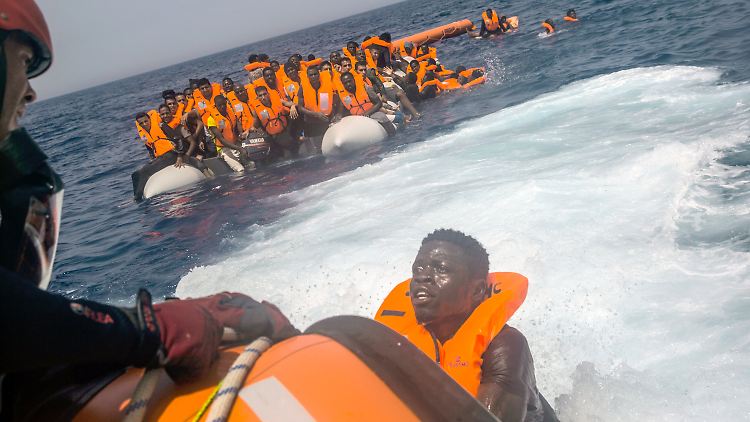 Tausende Menschen flüchten Monate für Monat übers Mittelmeer - viele von ihnen sterben. 