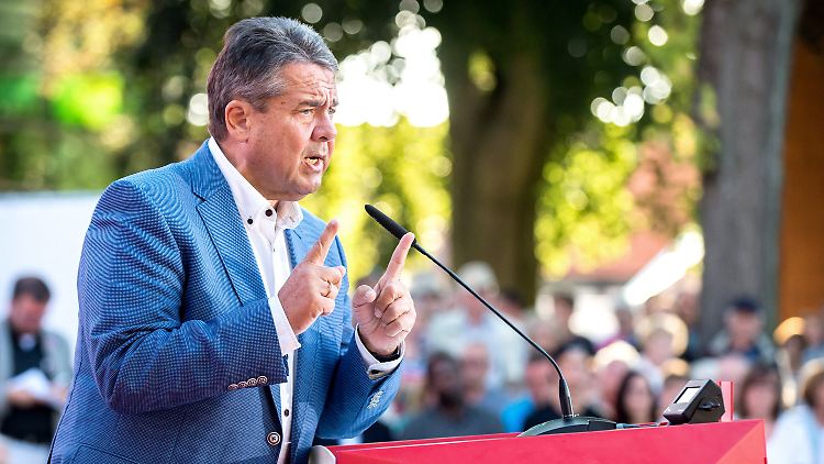 Sigmar Gabriel greift Angela Merkel an.