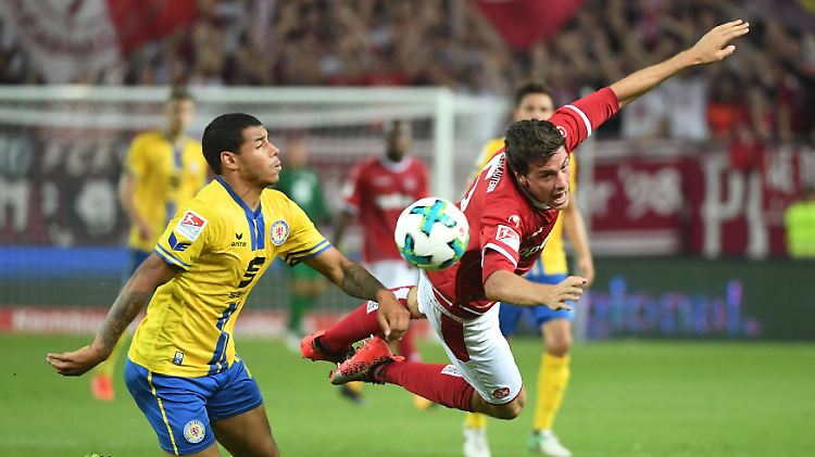 Onel Hernandez (l.) von Eintracht Braunschweig) und Benjamin Kessel (r.) vom 1. FC Kaiserslautern im Zweikampf.