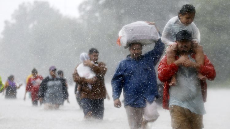 Zahlreiche Menschen flüchten nur mit dem, was sie tragen können, aus Houston.