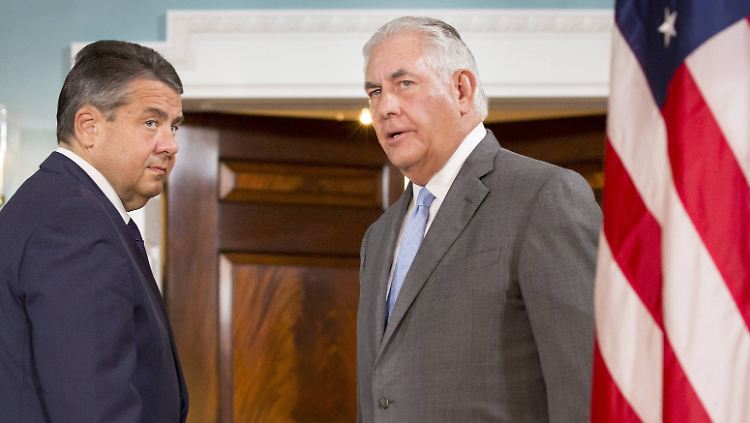 Sigmar Gabriel (l.) sprach mit Rex Tillerson im State Department.