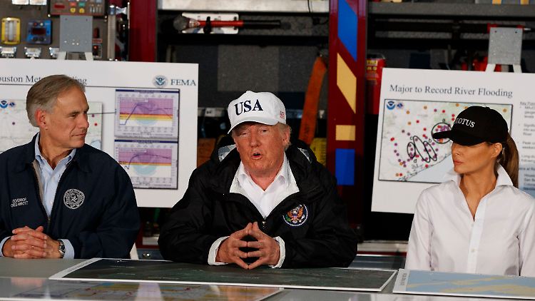 US-Präsident Donald Trump (M.) mit Texas' Gouverneur Greg Abbott und First Lady Melania in Corpus Christi, westlich von Houston.