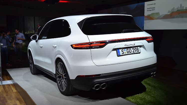 Der dreidimensionale Schriftzug des Porsche Cayenne ist am Heck hinter Glas verpackt.