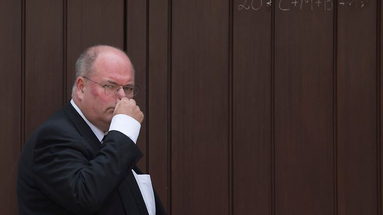 Walter Kohl vor verschlossener Tür seines Elternhauses in Oggersheim.