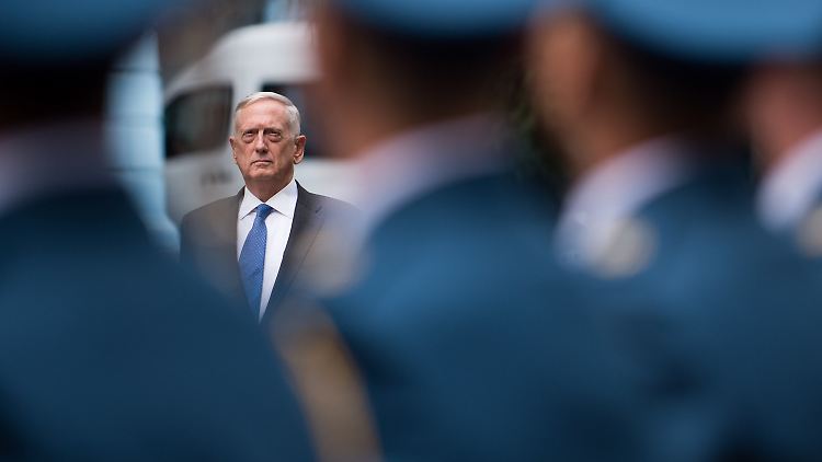 Dass Transgender nicht mehr in die US-Armee aufgenommen werden, heißt nicht, dass sie diese nun verlassen müssten. Das kündigt Verteidigungsminister Mattis an.