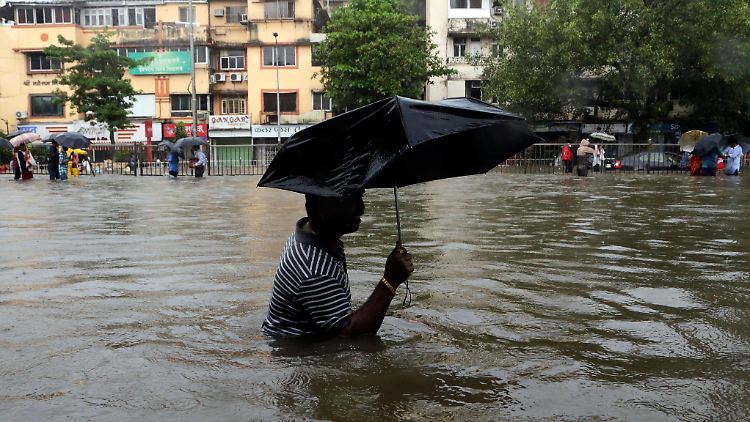 Das öffentliche Leben in Mumbai ist durch den Monsun zum Erliegen gekommen.