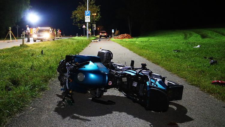 Drei Tote bei Unfall: Der 24-jährige Motorradfahrer kam schwer verletzt ins Krankenhaus.