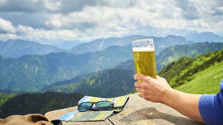 Alkohol wirkt als Stimmungsbeschleuniger auf Weihnachtsfeiern ebenso wie auf Wanderungen.