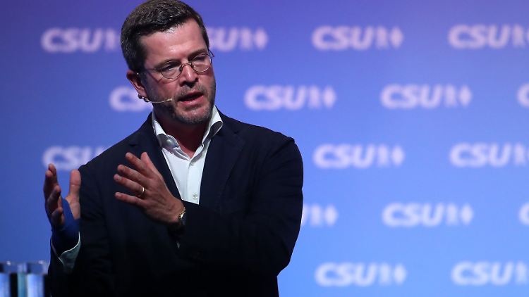 Karl-Theodor zu Guttenberg auf der Bühne in Kulmbach: Es ist der erste von mehreren Wahlkampfauftritten.
