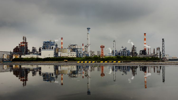 Produktionsrückgang zum Vormonat: Raffinerieanlagen bei Kawasaki nahe Tokio.