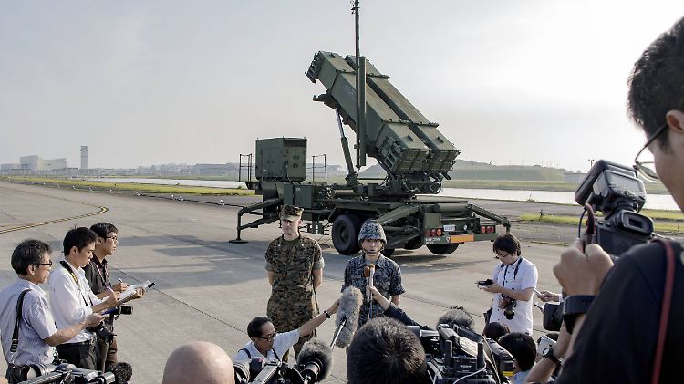 Das japansiche Militär bei einer Präsentation eines Flugabwehrsystems.