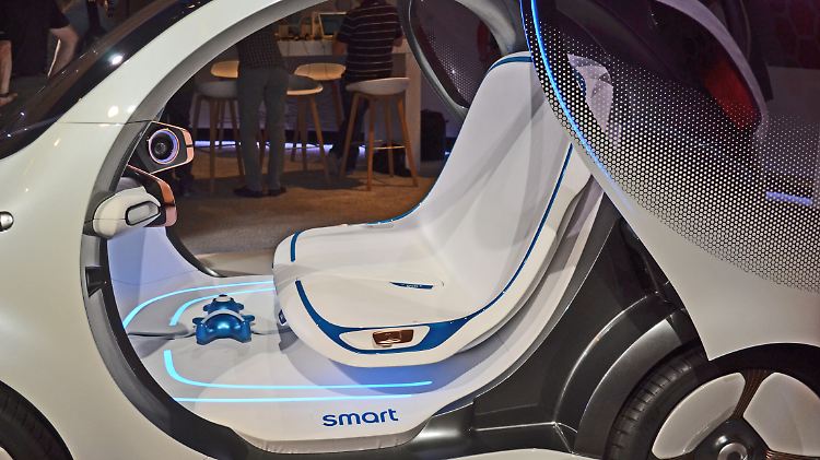 Die über die Hinterachse aufschwingende Glastür, die auch als Projektionsfläche genutzt werden kann, ist ein Highlight des Smart vision EQ fortwo.