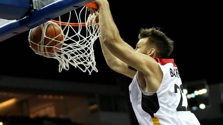 Die deutschen Basketballer um Danilo Barthel brauchen einen Topauftakt, um das Ziel Viertelfinale zu erreichen.