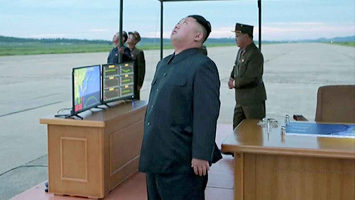 Dieses Foto soll Nordkoreas Machthaber Kim Jong Un beim Abschuss der Rakete zeigen, die vorgestern Japan überflogen hat.