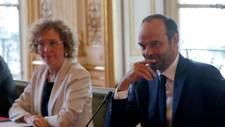 Frankreichs Arbeitsministerin Pénicaut und Premierminister Philippe wollen die Arbeitslosigkeit "heilen".