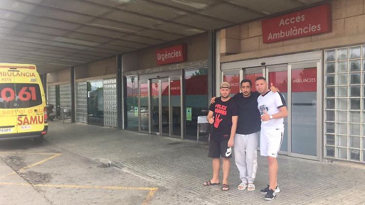 Daumen hoch: Rapper Eko Fresh darf das Krankenhaus verlassen.