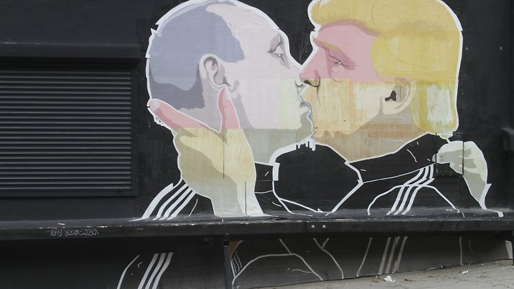 Wie nah stehen sich Trump und Russlands Präsident Wladimir Putin? Ein Graffito in Litauen.