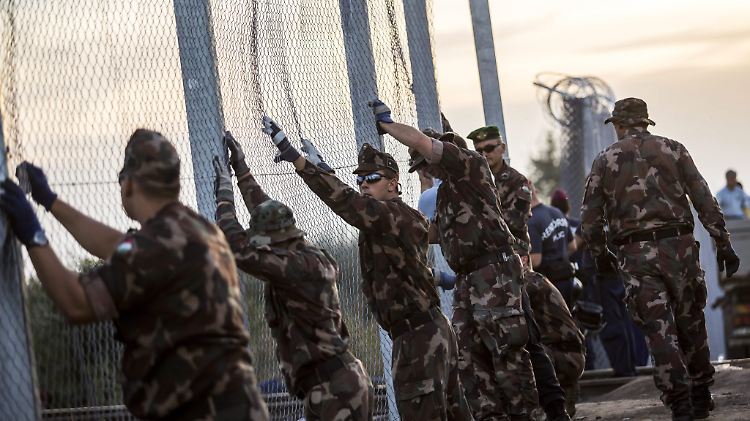 In Röszke an der Grenze zwischen Serbien und Ungarn errichten ungarische Soldaten im September 2015 einen Zaun.