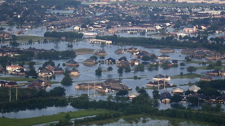 Nach Angaben des Weißen Hauses sind durch das Hochwasser im Zuge des Tropensturmes "Harvey" 100.000 Häuser beschädigt worden.