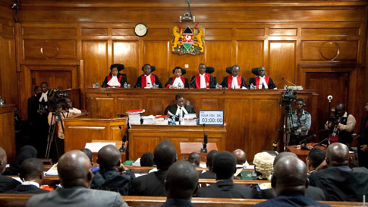 Kenias Justiz bei der Arbeit: Richter Njoki Ndung'u, Jackton Ojwang, Philomela Mwilu, David Maraga, Smokin Wanjala und Isaac Lenaola (v.l.) während der Verhandlung.