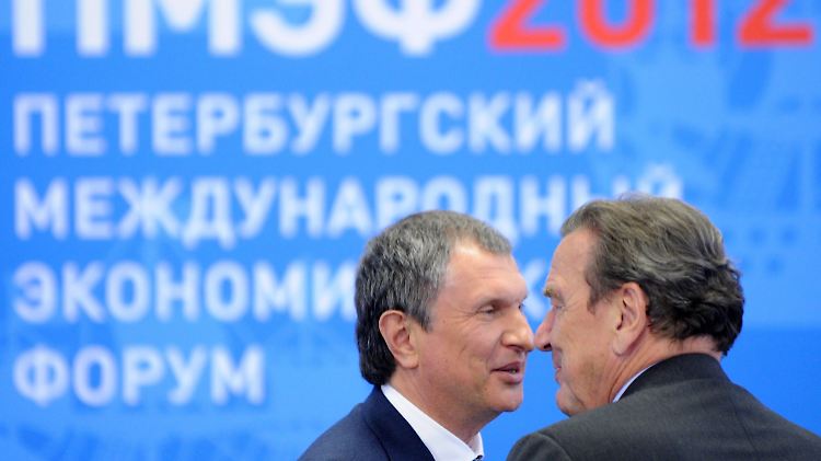 Setschin (l.) steht an der Spitze von Rosneft - Schröder (r.) steigt dort ein.