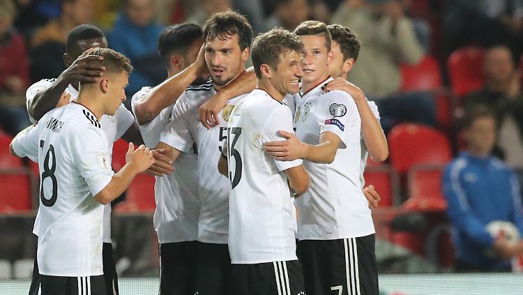 Mats Hummels (M.) bejubelt seinen Treffer zum 2:1.