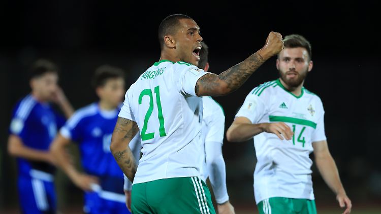 Josh Magennis (Nordirland) jubelt über sein Tor. 