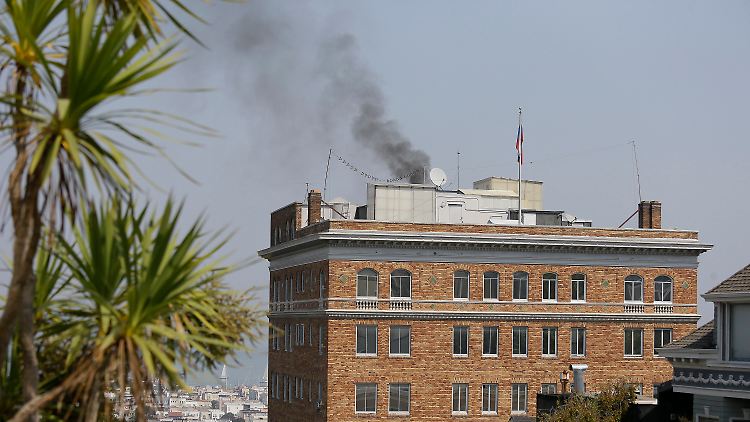 Was qualmt denn da so mitten im Sommer überm russischen Generalkonsulat in San Francisco? Die Heizung ja wohl kaum, sind sich die Twitterer sicher.