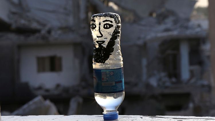 Die Männer sollen in der syrischen Provinz Rakka zeitweise auch für den IS gekämpft haben.