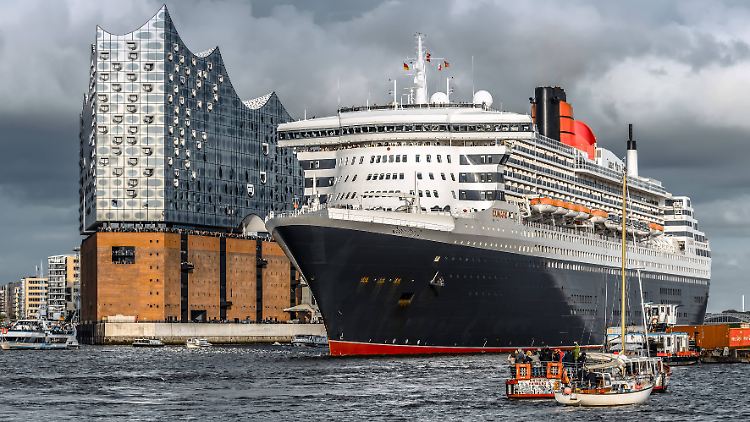 Die Elbphilharmonie - hier im August flankiert von der "Queen Mary 2" - ist das neue Wahrzeichen Hamburgs.