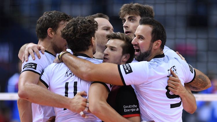 Mit dem Sieg feiern die Volleyball-Herren EM-Geschichte.