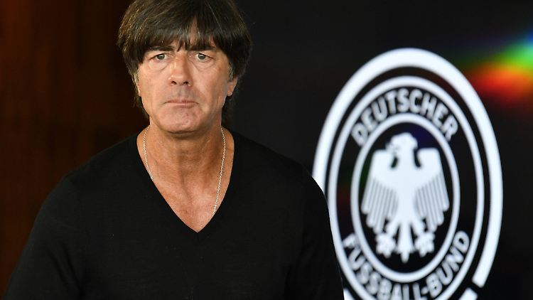 Joachim Löw will nach den Vorfällen in der WM-Qualifikation "nicht einfach so zur Tagesordnung übergehen" und fordert Konsequenzen.