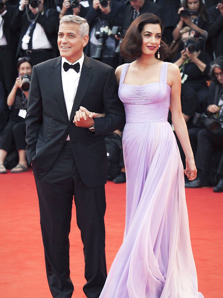 Auf dem roten Teppich zeigte sich Clooney mit seiner Ehefrau Amal. Die im Sommer geborenen Zwillinge wurden nicht gesichtet.